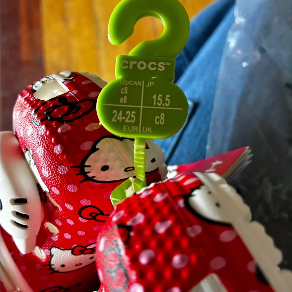 NWT Hello Kitty Kids Crocs 8C - Picture 3 of 3